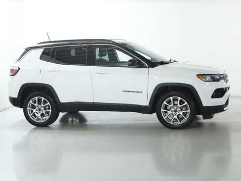 Used 2025 Jeep Compass Limited AWD/4WD image 11