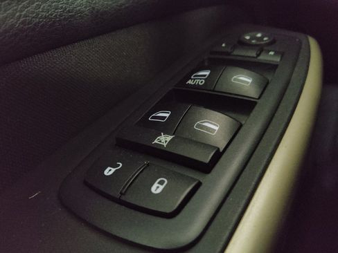 Used 2018 Jeep Cherokee Latitude FWD image 27