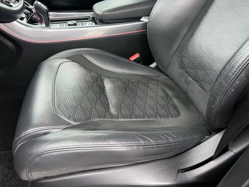 Used 2020 Land Rover Range Rover Sport SVR image 18