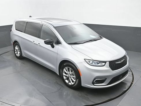 Used 2026 Chrysler Pacifica Limited FWD image 28