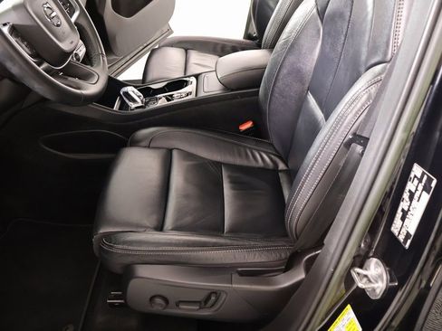 Used 2023 Volvo XC40 B4 Plus image 11