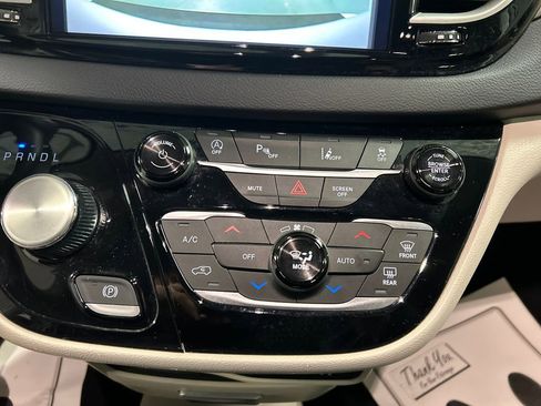 Used 2024 Chrysler Pacifica Touring-L image 19
