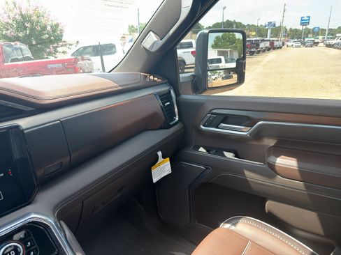 Used 2025 GMC Sierra 2500 Denali w/ Denali Reserve Package AWD/4WD image 32