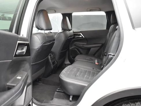 Used 2024 Mitsubishi Outlander FWD image 15