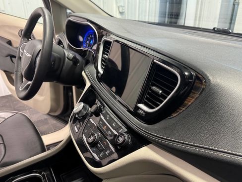 Used 2023 Chrysler Pacifica Limited FWD image 25