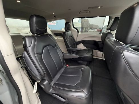 Used 2024 Chrysler Pacifica Touring-L image 8