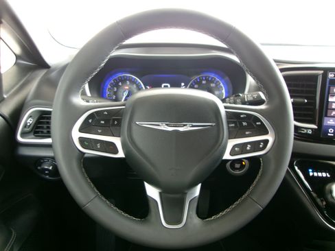 Used 2025 Chrysler Pacifica Select FWD image 9