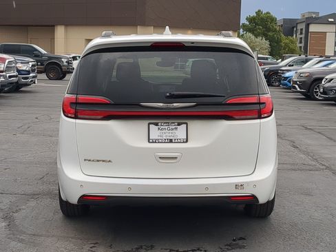 Used 2022 Chrysler Pacifica Touring-L FWD image 5