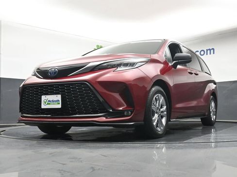 Used 2023 Toyota Sienna XSE AWD/4WD image 6