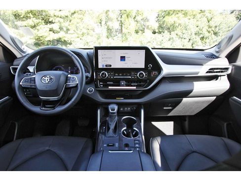 Used 2025 Toyota Highlander Platinum AWD/4WD image 7