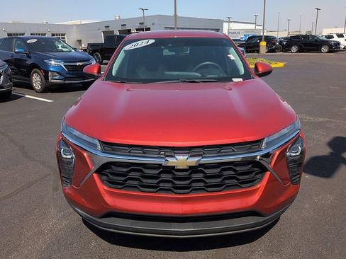Used 2024 Chevrolet Trax LS w/ LS Convenience Package FWD image 2