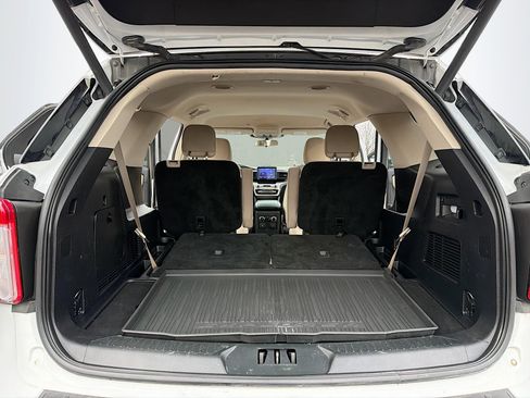 Used 2023 Ford Explorer XLT AWD/4WD image 7