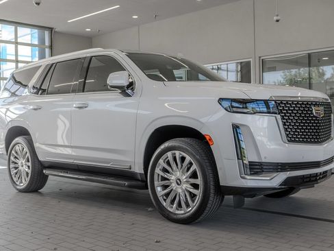 Used 2024 Cadillac Escalade Premium Luxury AWD/4WD image 12