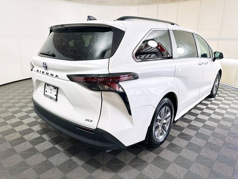 Used 2025 Toyota Sienna XLE FWD image 3
