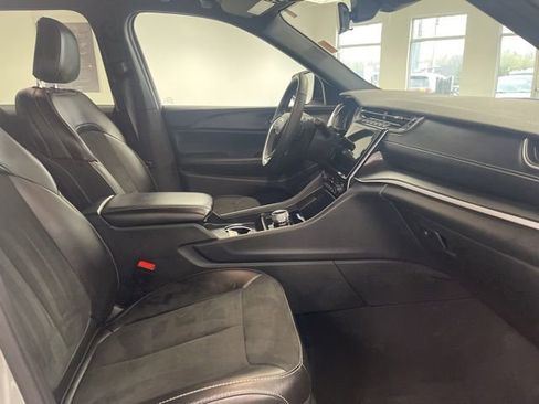 Used 2025 Jeep Grand Cherokee Altitude AWD/4WD image 26