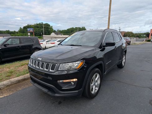 Used 2018 Jeep Compass Latitude w/ Popular Equipment Group FWD image 3