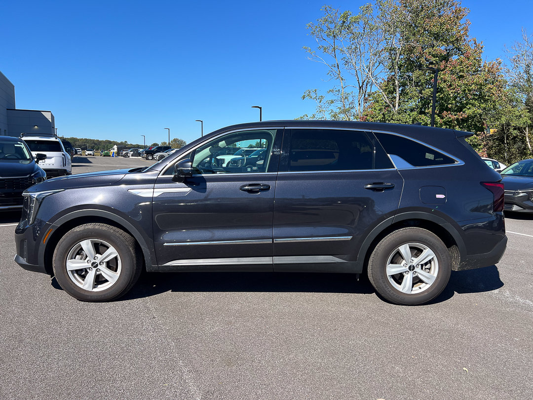 Certified 2025 Kia Sorento LX FWD image 3