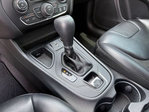 Used 2019 Jeep Cherokee Latitude Plus FWD image 27