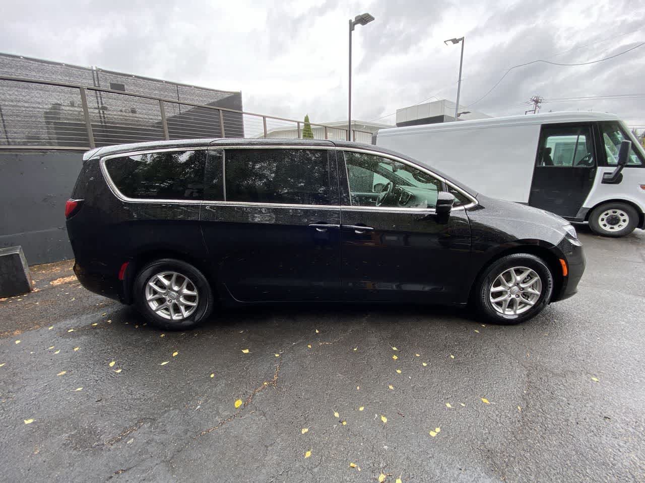 Used 2025 Chrysler Pacifica Select FWD image 7