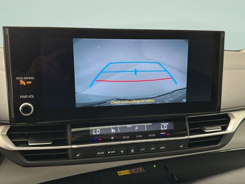 Used 2025 Toyota Sienna XLE FWD image 19