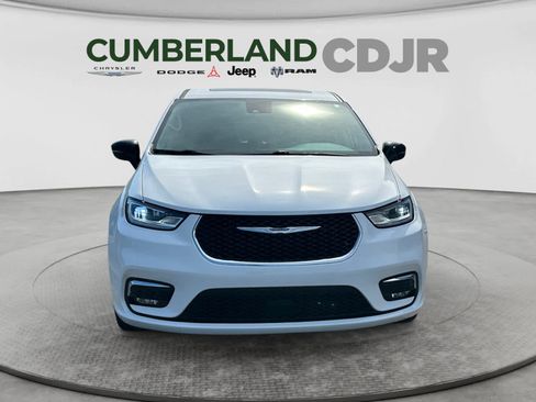 Used 2024 Chrysler Pacifica Limited FWD image 9