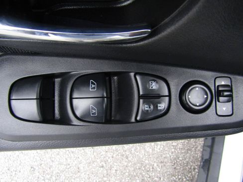 Used 2023 Nissan Kicks SV FWD image 11