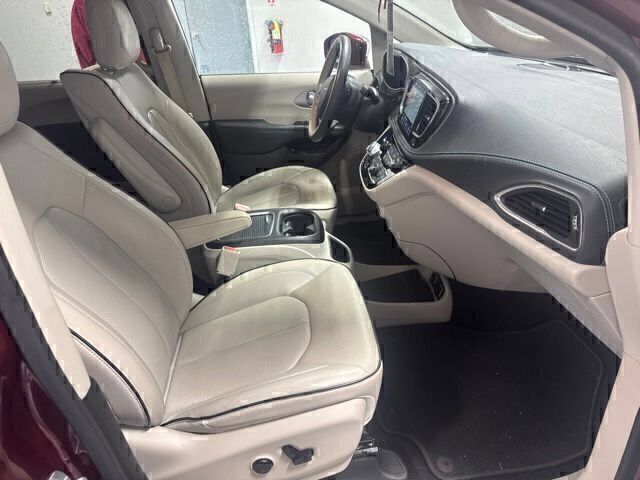 Used 2018 Chrysler Pacifica Limited w/ Advanced Safetytec Group FWD image 23