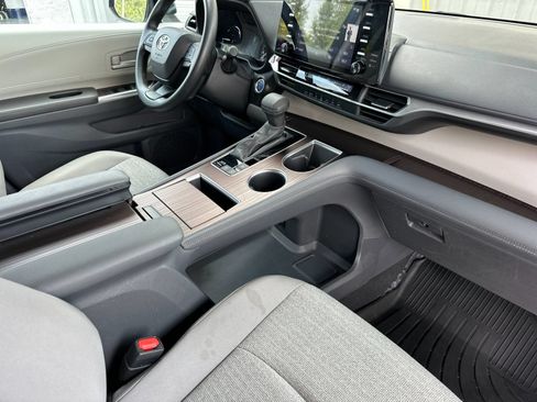 Used 2024 Toyota Sienna LE AWD/4WD image 16