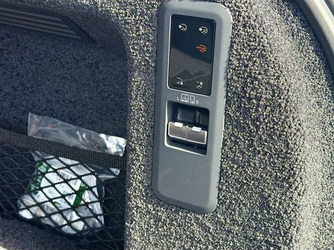 Used 2025 Land Rover Range Rover SE image 13