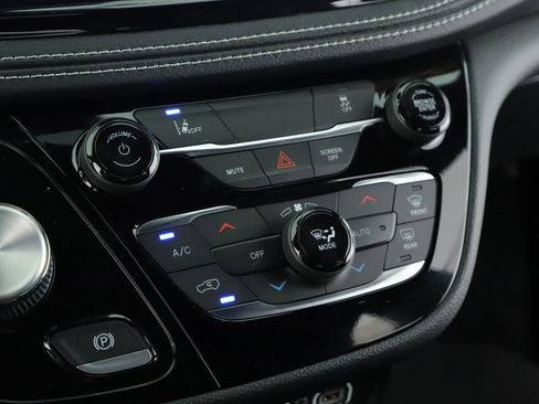 Used 2022 Chrysler Pacifica Touring-L w/ S Appearance Package image 16