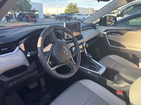 Used 2025 Toyota RAV4 XLE Premium image 5
