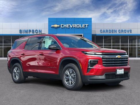 Used 2026 Chevrolet Traverse LT FWD image 1