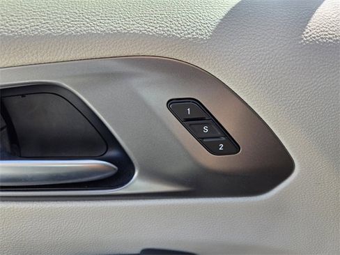 Certified 2023 Chrysler Pacifica Touring-L image 23