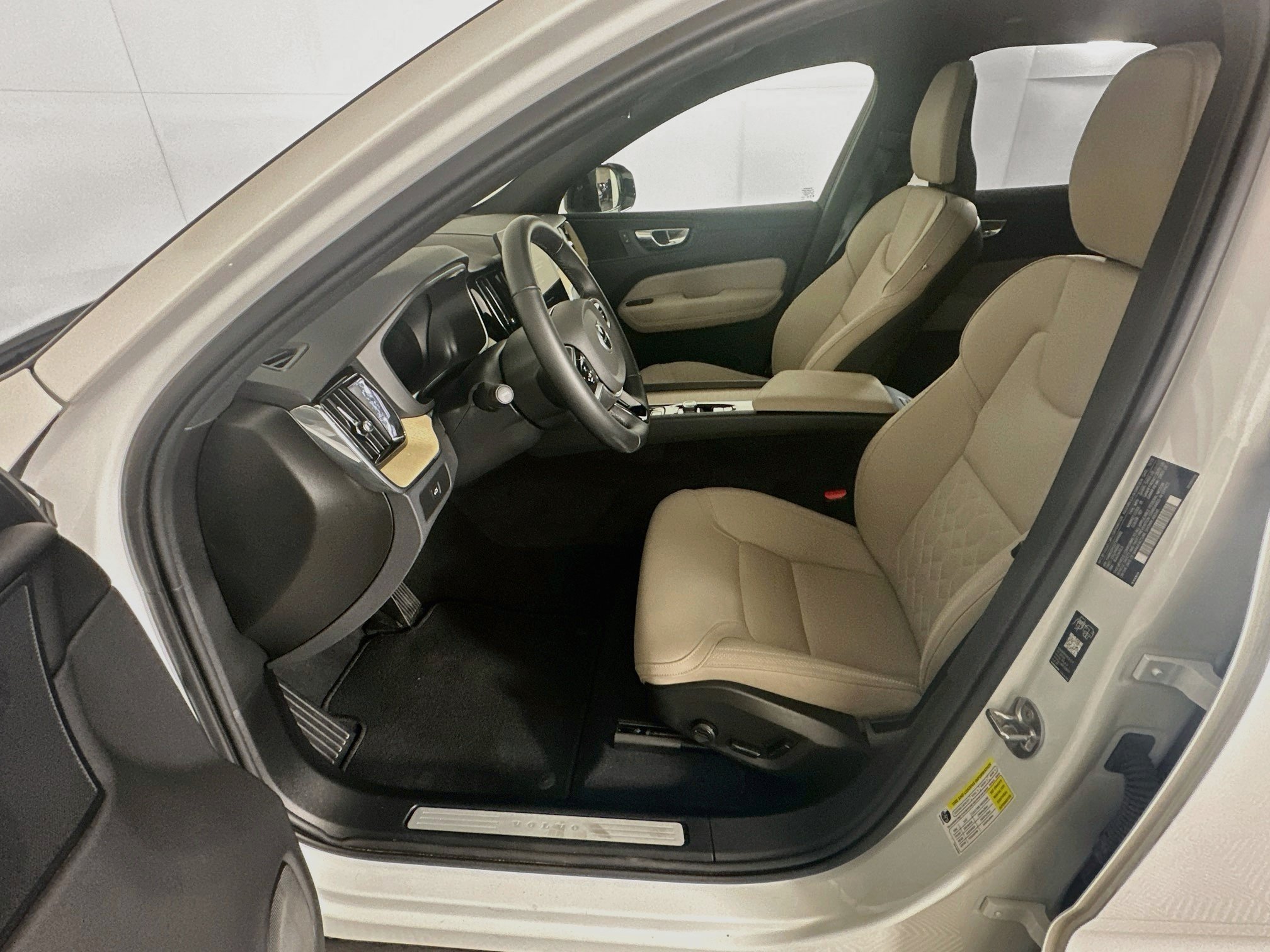 Used 2026 Volvo XC60 B5 Plus AWD/4WD image 13
