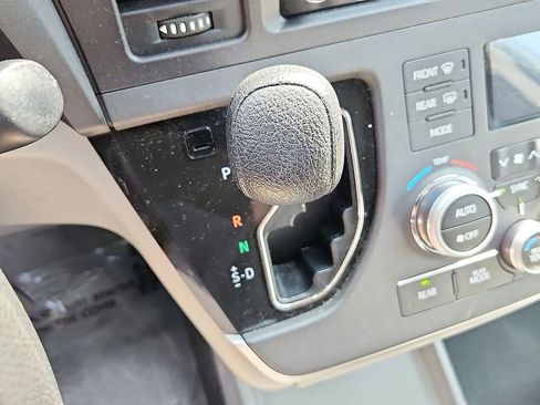 Used 2020 Toyota Sienna L image 15