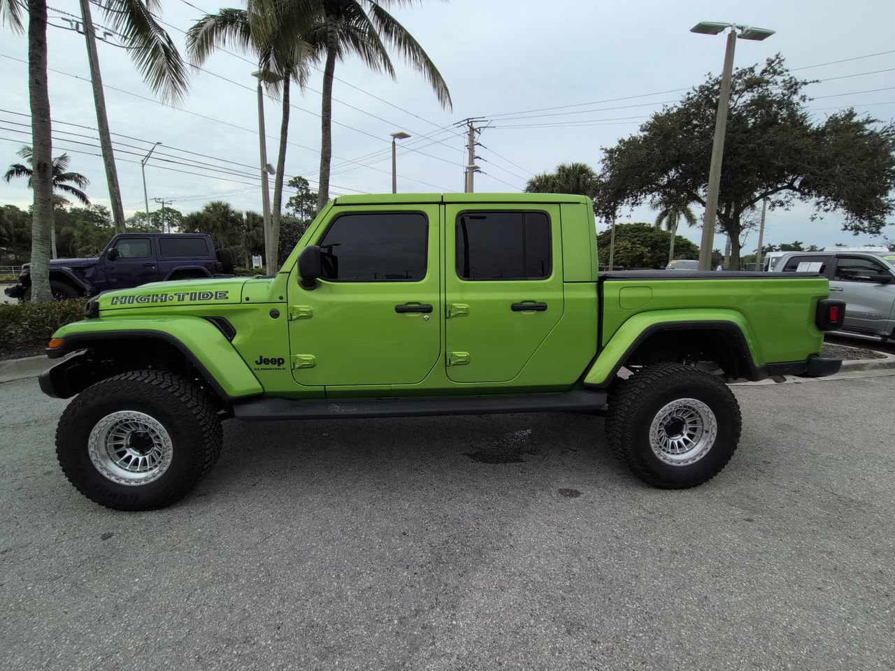Used 2025 Jeep Gladiator Sport AWD/4WD image 8