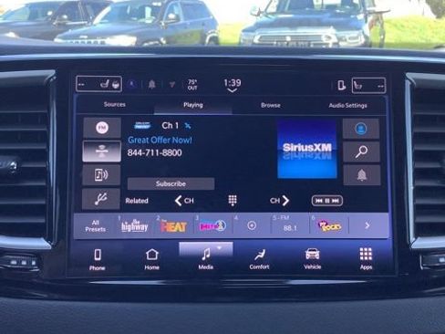 Certified 2025 Chrysler Pacifica Select FWD image 26