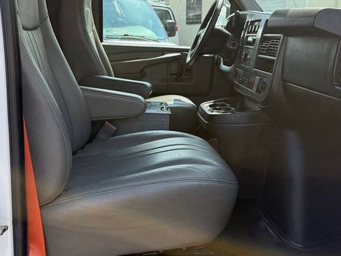 Used 2015 Chevrolet Express 2500 RWD image 38