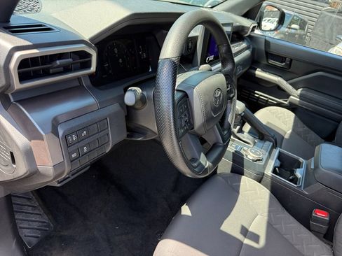 Certified 2025 Toyota Tacoma SR5 AWD/4WD image 31