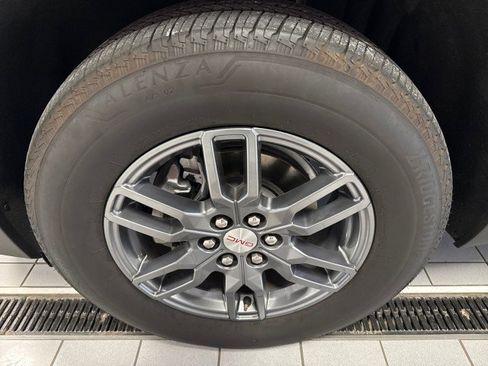 Used 2025 GMC Acadia Elevation image 12
