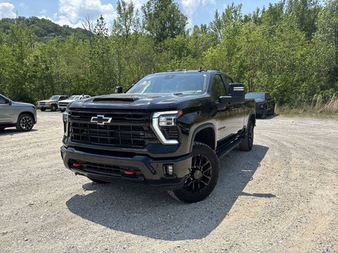 Used 2025 Chevrolet Silverado 2500 LT w/ Trail Boss Package AWD/4WD image 2