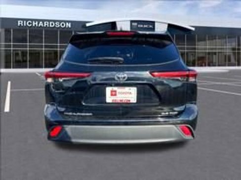 Used 2022 Toyota Highlander XLE image 6