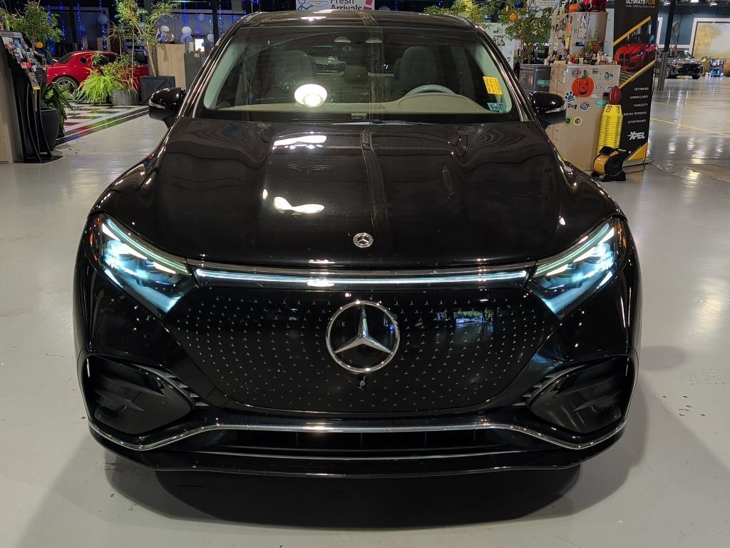 Used 2023 Mercedes-Benz EQS 580 4MATIC SUV image 3