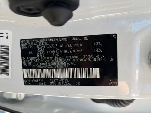 Used 2024 Toyota Highlander LE FWD image 28