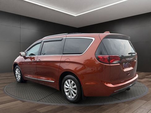 Used 2018 Chrysler Pacifica Touring-L Plus FWD image 6