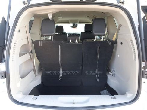 Used 2024 Chrysler Pacifica Touring-L FWD image 7