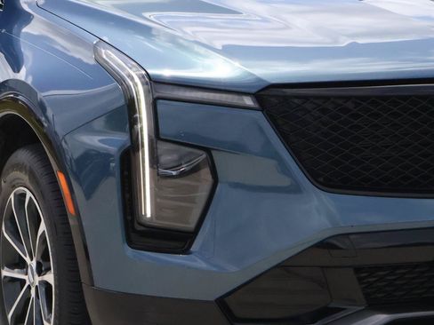 Used 2025 Cadillac XT4 Sport w/ Technology Package FWD image 9