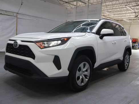 Used 2021 Toyota RAV4 LE FWD image 3