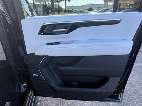 New 2025 Chevrolet Suburban Premier image 38