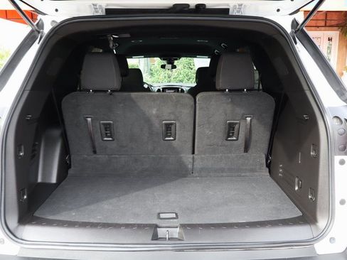 Used 2023 Chevrolet Traverse LT image 8